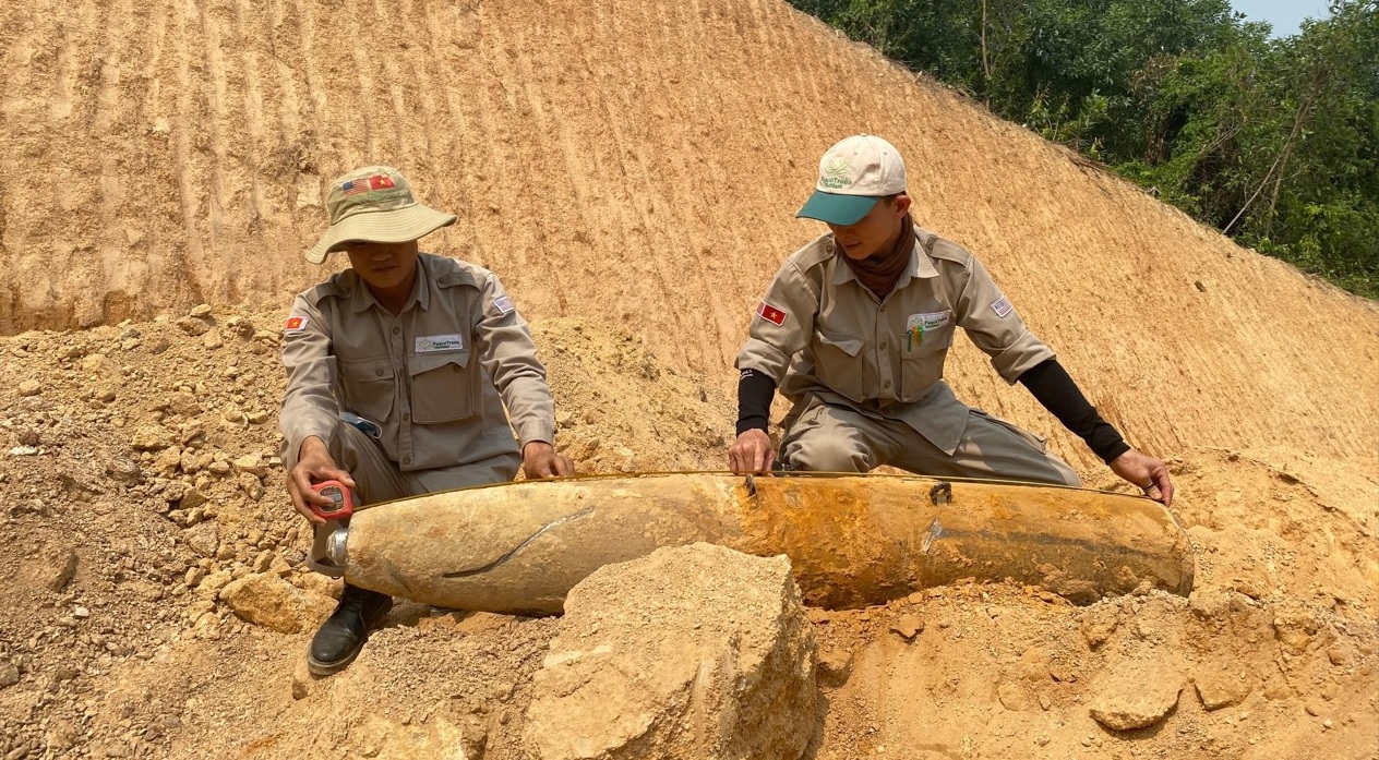 Đội xử lý bom mìn lưu động thuộc Dự án PTVN Quảng Trị di chuyển quả bom 500LB GPLD MK82 về nơi tập kết an toàn