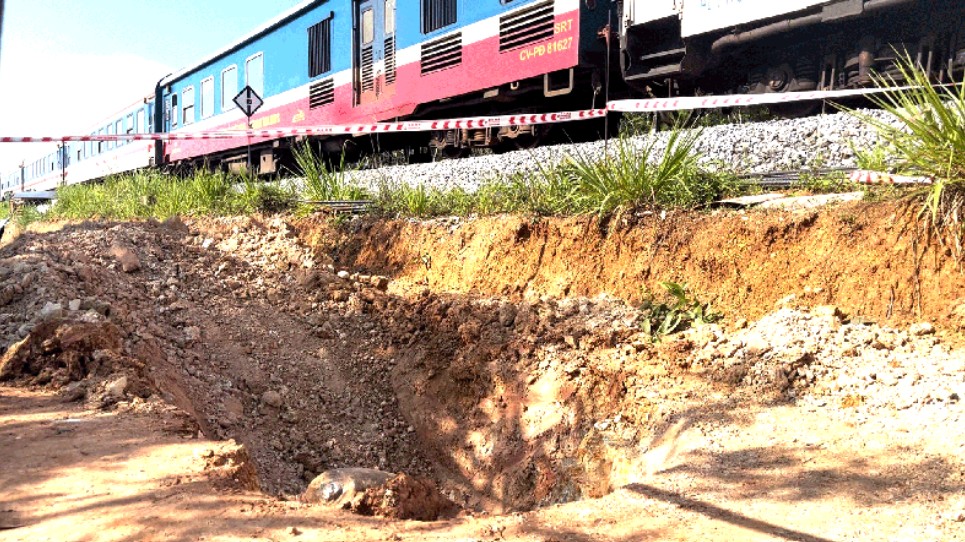 Bóng Vĩ tuyến 17: Xử lý quả bom M117 gần đường sắt Sa Lung